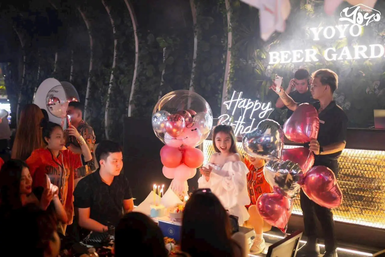 Tiệc sinh nhật với bóng bay