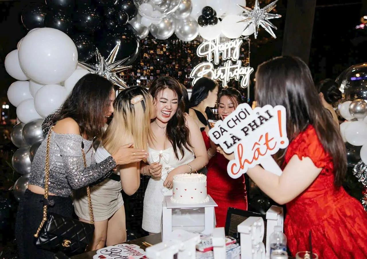 Bạn bè ăn mừng sinh nhật