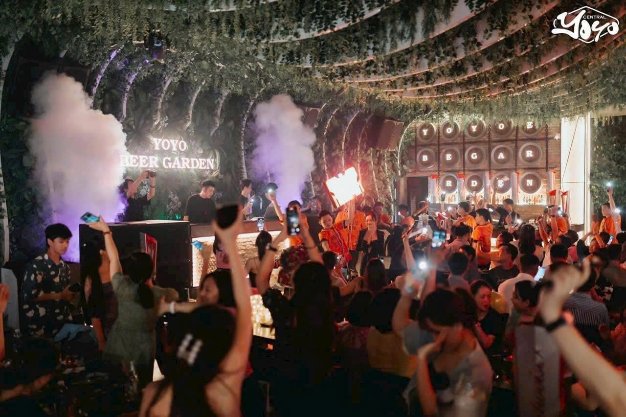 Khách hàng nhảy múa