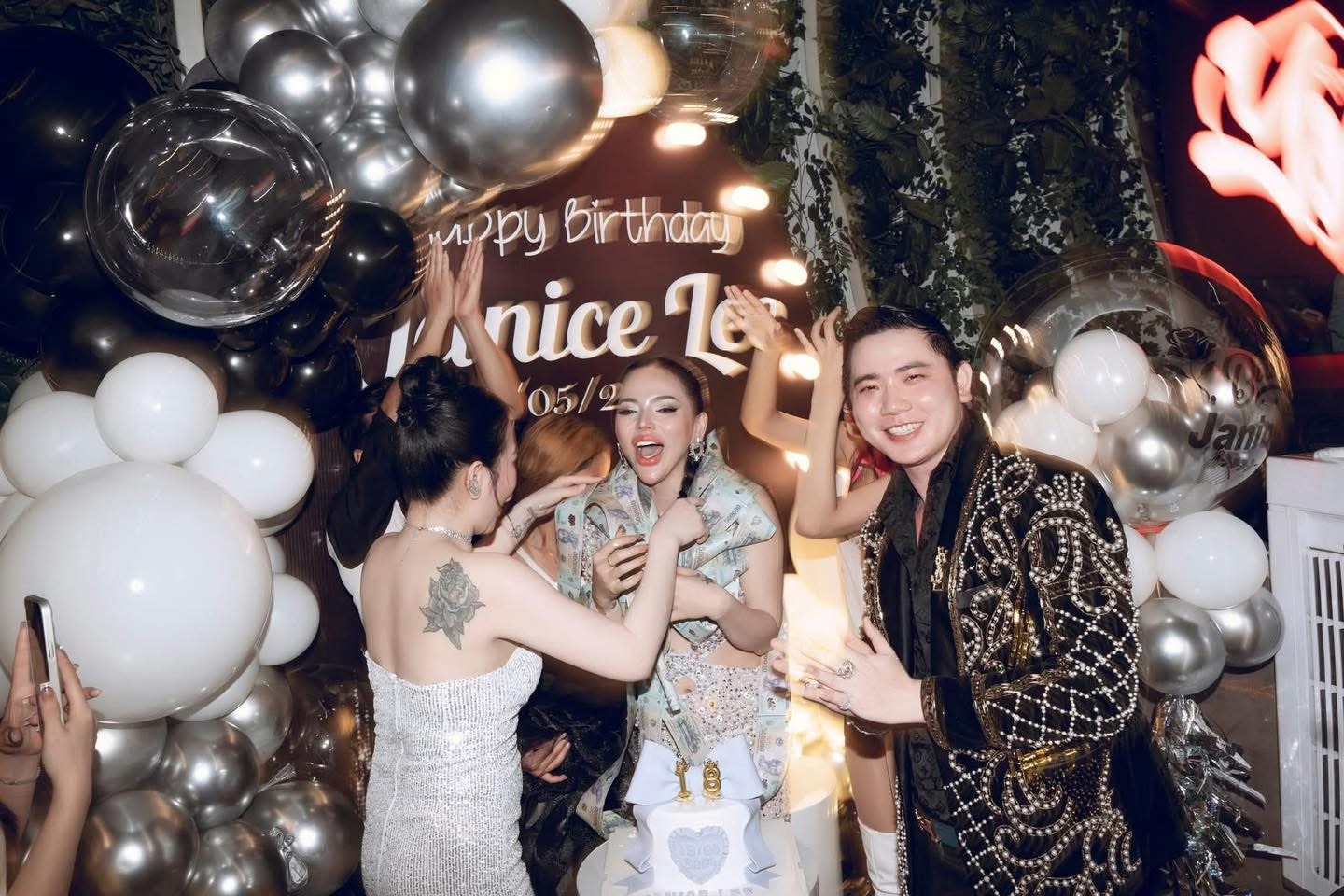 YOYO Central HCR - Bàn ghế