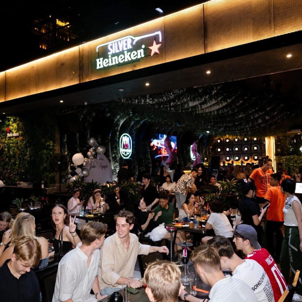 Đặt bàn sớm – Sở hữu ngay chỗ ngồi ‘view đẹp’ tại địa chỉ YoYo Beer Garden. Đặt bàn sớm – Sở hữu ngay chỗ ngồi ‘view đẹp’ tại địa chỉ YoYo Beer Garden.